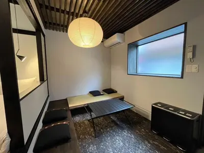 a small room with a table and a window at \u3077\u3075\u304b\u5186\u5fb3\u9418\u30f6\u6df5 in Tokyo