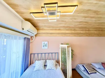 a bedroom with two beds and a ceiling at 302\u6d89\u8c37\u533a\u57df \u4e58\u7535\u8f664\u5206\u949f\u5230\u8fbe\u65b0\u5bbf \u5df4\u58eb\u76f4\u8fbe\u6d89\u8c37\u6b65\u884c\u5230\u897f\u65b0\u5bbf\u4e94\u4e01\u76ee8\u5206\u949f max5 in Tokyo