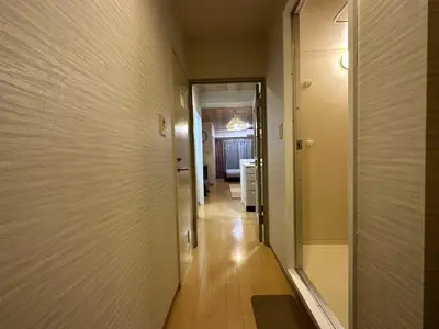 a hallway leading to a room with a hallway at 302\u6d89\u8c37\u533a\u57df \u4e58\u7535\u8f664\u5206\u949f\u5230\u8fbe\u65b0\u5bbf \u5df4\u58eb\u76f4\u8fbe\u6d89\u8c37\u6b65\u884c\u5230\u897f\u65b0\u5bbf\u4e94\u4e01\u76ee8\u5206\u949f max5 in Tokyo