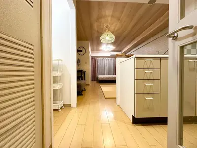 a hallway of a room with a kitchen with a floor at 302\u6d89\u8c37\u533a\u57df \u4e58\u7535\u8f664\u5206\u949f\u5230\u8fbe\u65b0\u5bbf \u5df4\u58eb\u76f4\u8fbe\u6d89\u8c37\u6b65\u884c\u5230\u897f\u65b0\u5bbf\u4e94\u4e01\u76ee8\u5206\u949f max5 in Tokyo