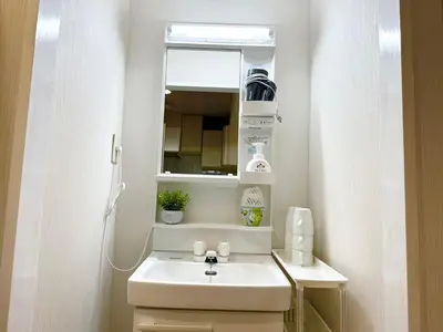 a bathroom with a sink and a mirror at 302\u6d89\u8c37\u533a\u57df \u4e58\u7535\u8f664\u5206\u949f\u5230\u8fbe\u65b0\u5bbf \u5df4\u58eb\u76f4\u8fbe\u6d89\u8c37\u6b65\u884c\u5230\u897f\u65b0\u5bbf\u4e94\u4e01\u76ee8\u5206\u949f max5 in Tokyo