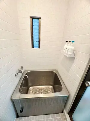 a bath tub in a bathroom with a window at AiES\u56db\u3064\u6728 \u56db\u6728\u7ad9\u8d708\u5206\u949f 2\u623f4 \u505c\u8f66\u573a\u514d\u8d39 \u76f4\u8fbe\u673a\u573a\u6674\u7a7a\u5854Asakusa\u94f6\u5ea7 \u8fd1\u5546\u573a\u516c\u56ed \u5927\u7a7a\u7ffc\u6545\u4e61 in Tokyo