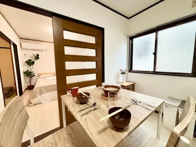 a room with a table and chairs and a bed at AiES\u56db\u3064\u6728 \u56db\u6728\u7ad9\u8d708\u5206\u949f 2\u623f4 \u505c\u8f66\u573a\u514d\u8d39 \u76f4\u8fbe\u673a\u573a\u6674\u7a7a\u5854Asakusa\u94f6\u5ea7 \u8fd1\u5546\u573a\u516c\u56ed \u5927\u7a7a\u7ffc\u6545\u4e61 in Tokyo
