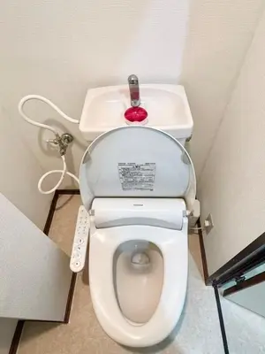 a white toilet in a bathroom with a sink at AiES\u56db\u3064\u6728 \u56db\u6728\u7ad9\u8d708\u5206\u949f 2\u623f4 \u505c\u8f66\u573a\u514d\u8d39 \u76f4\u8fbe\u673a\u573a\u6674\u7a7a\u5854Asakusa\u94f6\u5ea7 \u8fd1\u5546\u573a\u516c\u56ed \u5927\u7a7a\u7ffc\u6545\u4e61 in Tokyo