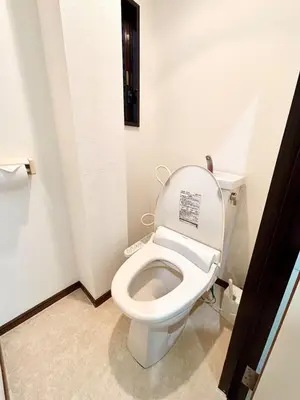a bathroom with a toilet with the lid up at AiES\u56db\u3064\u6728 \u56db\u6728\u7ad9\u8d708\u5206\u949f 2\u623f4 \u505c\u8f66\u573a\u514d\u8d39 \u76f4\u8fbe\u673a\u573a\u6674\u7a7a\u5854Asakusa\u94f6\u5ea7 \u8fd1\u5546\u573a\u516c\u56ed \u5927\u7a7a\u7ffc\u6545\u4e61 in Tokyo