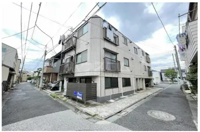 an apartment building on the side of a street at AiES\u56db\u3064\u6728 \u56db\u6728\u7ad9\u8d708\u5206\u949f 2\u623f4 \u505c\u8f66\u573a\u514d\u8d39 \u76f4\u8fbe\u673a\u573a\u6674\u7a7a\u5854Asakusa\u94f6\u5ea7 \u8fd1\u5546\u573a\u516c\u56ed \u5927\u7a7a\u7ffc\u6545\u4e61 in Tokyo