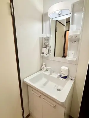 a bathroom with a white sink and a mirror at AiES\u56db\u3064\u6728 \u56db\u6728\u7ad9\u8d708\u5206\u949f 2\u623f4 \u505c\u8f66\u573a\u514d\u8d39 \u76f4\u8fbe\u673a\u573a\u6674\u7a7a\u5854Asakusa\u94f6\u5ea7 \u8fd1\u5546\u573a\u516c\u56ed \u5927\u7a7a\u7ffc\u6545\u4e61 in Tokyo