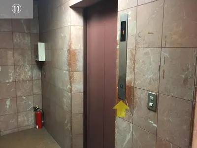 a brown door with a yellow arrow on a wall at AM's 701 Ikebukuro 5 min Shinjuku Station 13 min Shibuya Station 19 min in Tokyo