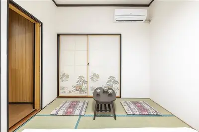a room with a door and a stool on a rug at \u65e5\u5f0f\u72ec\u680b#2\u95f4\u6d74\u5ba4#2\u4e2a\u536b\u751f\u95f4#2\u4e2a\u6d17\u9762\u53f0#\u6c60\u888b\u5730\u94c17\u5206#\u5b89\u9759\u8212\u9002Pachira869 in Tokyo
