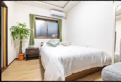 a white bedroom with a bed and a window at \u65e5\u5f0f\u72ec\u680b#2\u95f4\u6d74\u5ba4#2\u4e2a\u536b\u751f\u95f4#2\u4e2a\u6d17\u9762\u53f0#\u6c60\u888b\u5730\u94c17\u5206#\u5b89\u9759\u8212\u9002Pachira869 in Tokyo