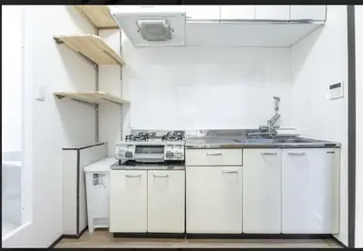 a white kitchen with a sink and a stove at \u65e5\u5f0f\u72ec\u680b#2\u95f4\u6d74\u5ba4#2\u4e2a\u536b\u751f\u95f4#2\u4e2a\u6d17\u9762\u53f0#\u6c60\u888b\u5730\u94c17\u5206#\u5b89\u9759\u8212\u9002Pachira869 in Tokyo