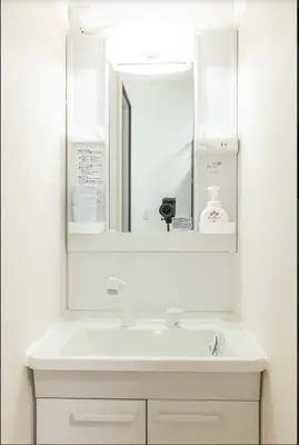 a bathroom with a white sink and a mirror at \u65e5\u5f0f\u72ec\u680b#2\u95f4\u6d74\u5ba4#2\u4e2a\u536b\u751f\u95f4#2\u4e2a\u6d17\u9762\u53f0#\u6c60\u888b\u5730\u94c17\u5206#\u5b89\u9759\u8212\u9002Pachira869 in Tokyo