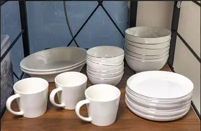 a group of white plates and cups on a table at \u65e5\u5f0f\u72ec\u680b#2\u95f4\u6d74\u5ba4#2\u4e2a\u536b\u751f\u95f4#2\u4e2a\u6d17\u9762\u53f0#\u6c60\u888b\u5730\u94c17\u5206#\u5b89\u9759\u8212\u9002Pachira869 in Tokyo
