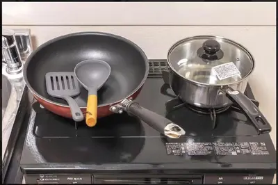 a pan and spatula on top of a stove at \u65e5\u5f0f\u72ec\u680b#2\u95f4\u6d74\u5ba4#2\u4e2a\u536b\u751f\u95f4#2\u4e2a\u6d17\u9762\u53f0#\u6c60\u888b\u5730\u94c17\u5206#\u5b89\u9759\u8212\u9002Pachira869 in Tokyo