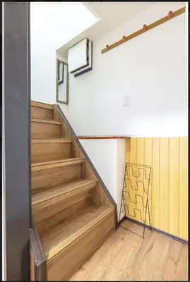 a staircase in a house with wooden flooring at \u65e5\u5f0f\u72ec\u680b#2\u95f4\u6d74\u5ba4#2\u4e2a\u536b\u751f\u95f4#2\u4e2a\u6d17\u9762\u53f0#\u6c60\u888b\u5730\u94c17\u5206#\u5b89\u9759\u8212\u9002Pachira869 in Tokyo