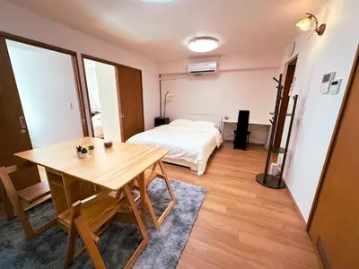 a room with a bed and a wooden table at \u4e1c\u4eac\u5854\u9644\u8fd13\u5e8a\u516c\u5bd3 in Tokyo