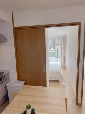 a bedroom with a bed and a table in a room at \u4e1c\u4eac\u5854\u9644\u8fd13\u5e8a\u516c\u5bd3 in Tokyo