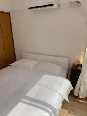 a white bed with white sheets and pillows at \u4e1c\u4eac\u5854\u9644\u8fd13\u5e8a\u516c\u5bd3 in Tokyo