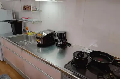 a kitchen counter with a stove and a sink at \u4e1c\u4eac\u5854\u9644\u8fd13\u5e8a\u516c\u5bd3 in Tokyo