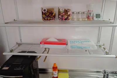 a refrigerator with food items on a shelf at \u4e1c\u4eac\u5854\u9644\u8fd13\u5e8a\u516c\u5bd3 in Tokyo