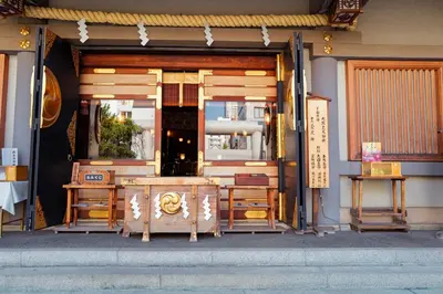 a store front of a building with a window at \u4e1c\u4eac\u5854\u9644\u8fd13\u5e8a\u516c\u5bd3 in Tokyo