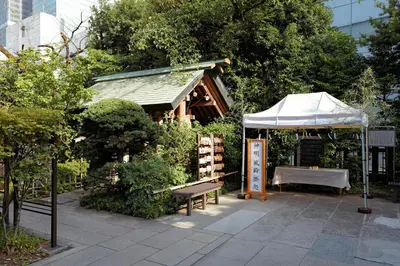 a garden with a pavilion with a bench and a tent at \u4e1c\u4eac\u5854\u9644\u8fd13\u5e8a\u516c\u5bd3 in Tokyo