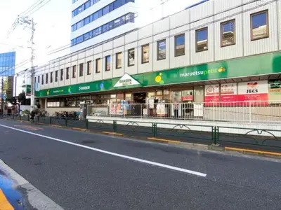 an empty street in front of a building at \u5317\u65b0\u5bbf\u306e\u4e00\u8ed2\u5bb6\u8cb8\u5207 3\u5bdd\u5ba45\u30d9\u30c3\u30c9 \u5927\u4e45\u4fdd\u99c5\u5f92\u6b6912\u5206 \u65b0\u5bbf\u6c60\u888b\u539f\u5bbf\u6e0b\u8c37\u30a8\u30ea\u30a2 in Tokyo