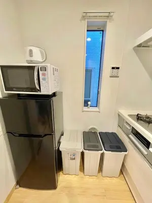 a kitchen with a microwave and two trash cans at \u5317\u65b0\u5bbf\u306e\u4e00\u8ed2\u5bb6\u8cb8\u5207 3\u5bdd\u5ba45\u30d9\u30c3\u30c9 \u5927\u4e45\u4fdd\u99c5\u5f92\u6b6912\u5206 \u65b0\u5bbf\u6c60\u888b\u539f\u5bbf\u6e0b\u8c37\u30a8\u30ea\u30a2 in Tokyo