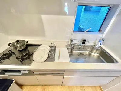 a small kitchen with a stove and a sink at \u5317\u65b0\u5bbf\u306e\u4e00\u8ed2\u5bb6\u8cb8\u5207 3\u5bdd\u5ba45\u30d9\u30c3\u30c9 \u5927\u4e45\u4fdd\u99c5\u5f92\u6b6912\u5206 \u65b0\u5bbf\u6c60\u888b\u539f\u5bbf\u6e0b\u8c37\u30a8\u30ea\u30a2 in Tokyo