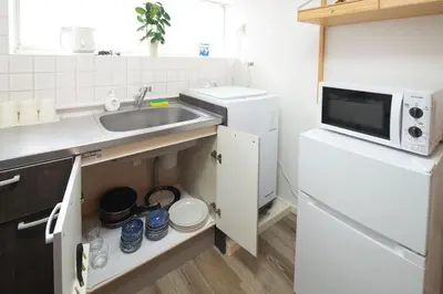 a small kitchen with a sink and a microwave at \u5927\u4eba\u6c17\u30a8\u30ea\u30a2\u65b0\u5bbf\u307e\u3067\u96fb\u8eca4\u5206 Jr\u6771\u4e2d\u91ce\u99c5\u5f92\u6b696\u5206 \u5927\u4e45\u4fdd\u99c5\u5f92\u6b6910\u5206 \u6700\u59275\u540d\u69d8 \u304a\u8377\u7269\u9810\u53ef in Tokyo