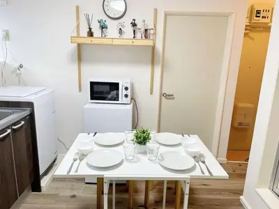 a white table with plates on it in a kitchen at \u5927\u4eba\u6c17\u30a8\u30ea\u30a2\u65b0\u5bbf\u307e\u3067\u96fb\u8eca4\u5206 Jr\u6771\u4e2d\u91ce\u99c5\u5f92\u6b696\u5206 \u5927\u4e45\u4fdd\u99c5\u5f92\u6b6910\u5206 \u6700\u59275\u540d\u69d8 \u304a\u8377\u7269\u9810\u53ef in Tokyo