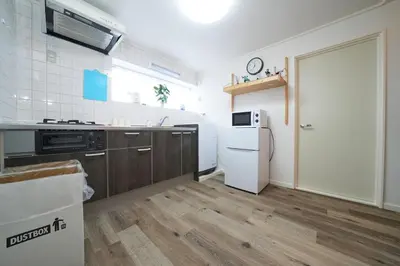 a kitchen with wooden cabinets and a white refrigerator at \u5927\u4eba\u6c17\u30a8\u30ea\u30a2\u65b0\u5bbf\u307e\u3067\u96fb\u8eca4\u5206 Jr\u6771\u4e2d\u91ce\u99c5\u5f92\u6b696\u5206 \u5927\u4e45\u4fdd\u99c5\u5f92\u6b6910\u5206 \u6700\u59275\u540d\u69d8 \u304a\u8377\u7269\u9810\u53ef in Tokyo
