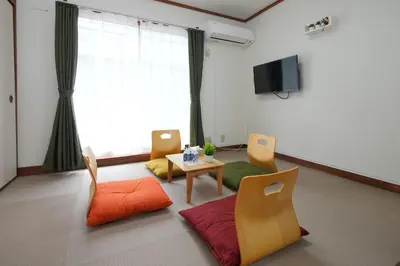 a living room with a table and chairs and a tv at \u5927\u4eba\u6c17\u30a8\u30ea\u30a2\u65b0\u5bbf\u307e\u3067\u96fb\u8eca4\u5206 Jr\u6771\u4e2d\u91ce\u99c5\u5f92\u6b696\u5206 \u5927\u4e45\u4fdd\u99c5\u5f92\u6b6910\u5206 \u6700\u59275\u540d\u69d8 \u304a\u8377\u7269\u9810\u53ef in Tokyo