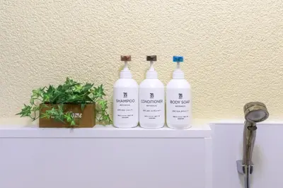 a group of four bottles sitting on a shelf at \u65b0\u5bbf\u99c54\u52062\u99c5\u304b\u3089\u5f92\u6b6910\u5206 \u6700\u59273\u540d \u9ad8\u901fWiFi 1\u968e\u306e\u307e\u308b\u307e\u308b\u8cb8\u5207\u90e8\u5c4b in Tokyo