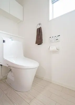 a white bathroom with a toilet and a window at Urbané Villa -Kaname House- in Tokyo