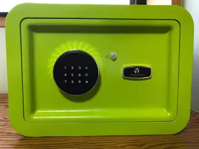 a green toaster sitting on top of a table at Kizen Villa in Tokyo