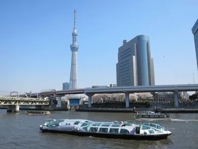 a boat in the water with a bridge and buildings at 702\u623f\u95f4,\u8ddd\u79bbJR\u9526\u7cf8\u753a\u5317\u53e3\u6b65\u884c5\u5206\u949f,\u8fd1Asakusa\u548c\u6674\u7a7a\u5854 \u516c\u5bd3\u4f4d\u4e8e7\u697c,\u6709\u7535\u68af,\u4ea4\u901a\u4fbf\u5229,\u623f\u95f4\u8bbe\u6709\u9633\u53f0,\u9694\u97f3\u6548\u679c\u826f\u597d in Tokyo