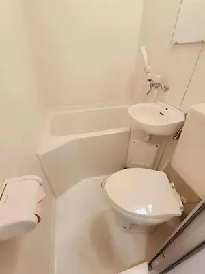 a white bathroom with a toilet and a sink at Shin-Ookubo station 8 min walk#Shinjuku#speed wifi#\u65b0\u5bbf\u5927\u4e45\u4fdd\u97e9\u56fd\u6b65\u884c\u8857#JR\u65b0\u5927\u4e45\u4fdd\u7ad9\u6b65\u884c8\u5206\u949f#\u9633\u5149\u6e29\u99a8\u516c\u5bd3#\u9ad8\u901f\u65e0\u9650\u5236\u7f51\u7edclucky in Tokyo