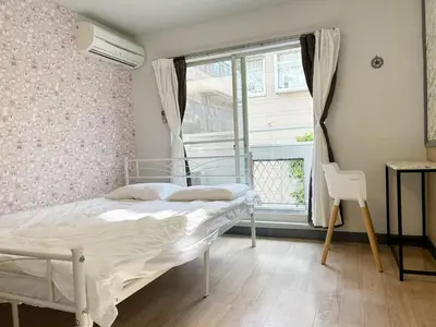 a bedroom with a bed and a large window at Shin-Ookubo station 8 min walk#Shinjuku#speed wifi#\u65b0\u5bbf\u5927\u4e45\u4fdd\u97e9\u56fd\u6b65\u884c\u8857#JR\u65b0\u5927\u4e45\u4fdd\u7ad9\u6b65\u884c8\u5206\u949f#\u9633\u5149\u6e29\u99a8\u516c\u5bd3#\u9ad8\u901f\u65e0\u9650\u5236\u7f51\u7edclucky in Tokyo