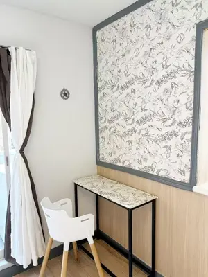 a table and two chairs in a room with a wall at Shin-Ookubo station 8 min walk#Shinjuku#speed wifi#\u65b0\u5bbf\u5927\u4e45\u4fdd\u97e9\u56fd\u6b65\u884c\u8857#JR\u65b0\u5927\u4e45\u4fdd\u7ad9\u6b65\u884c8\u5206\u949f#\u9633\u5149\u6e29\u99a8\u516c\u5bd3#\u9ad8\u901f\u65e0\u9650\u5236\u7f51\u7edclucky in Tokyo