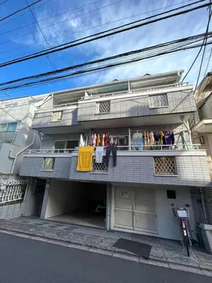 a building with clothes drying on a balcony at Shin-Ookubo station 8 min walk#Shinjuku#speed wifi#\u65b0\u5bbf\u5927\u4e45\u4fdd\u97e9\u56fd\u6b65\u884c\u8857#JR\u65b0\u5927\u4e45\u4fdd\u7ad9\u6b65\u884c8\u5206\u949f#\u9633\u5149\u6e29\u99a8\u516c\u5bd3#\u9ad8\u901f\u65e0\u9650\u5236\u7f51\u7edclucky in Tokyo