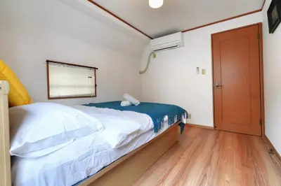 a small bedroom with a bed and a window at Tokyo Tsuruga Villa\u30fc\u6771\u4eac\u96c5\u9db4 in Tokyo