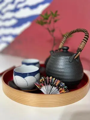 a black tea pot and cups on a plate at BMO102A Direct bus to Disney from next station Max5 in Tokyo