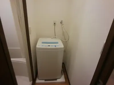 a small bathroom with a toilet with a hose at \u611b\u306e\u5c4b\u30db\u30c6\u30eb\u6c60\u888b in Tokyo
