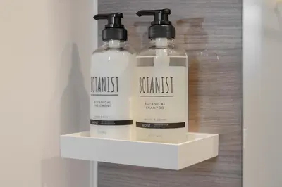 two bottles of shampoo sitting on a shelf at \u56db\u5b63\u306e\u5bbf \u65b0\u7bc9\u4e00\u8ed2\u5bb6\u8cb8\u5207 \u65d7\u30f6\u8c37\u99c5\u5f92\u6b699\u5206 \u65b0\u5bbf4\u5206 \u9759\u304b\u3067\u4fbf\u5229\u306a\u4f4f\u5b85\u8857 \u6700\u59276\u540d in Tokyo
