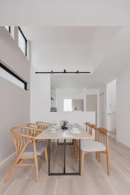 a dining room with a table and chairs at \u56db\u5b63\u306e\u5bbf \u65b0\u7bc9\u4e00\u8ed2\u5bb6\u8cb8\u5207 \u65d7\u30f6\u8c37\u99c5\u5f92\u6b699\u5206 \u65b0\u5bbf4\u5206 \u9759\u304b\u3067\u4fbf\u5229\u306a\u4f4f\u5b85\u8857 \u6700\u59276\u540d in Tokyo