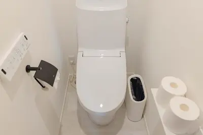 a white toilet in a bathroom with two rolls of toilet paper at \u56db\u5b63\u306e\u5bbf \u65b0\u7bc9\u4e00\u8ed2\u5bb6\u8cb8\u5207 \u65d7\u30f6\u8c37\u99c5\u5f92\u6b699\u5206 \u65b0\u5bbf4\u5206 \u9759\u304b\u3067\u4fbf\u5229\u306a\u4f4f\u5b85\u8857 \u6700\u59276\u540d in Tokyo