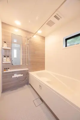 a bathroom with a tub and a sink at \u56db\u5b63\u306e\u5bbf \u65b0\u7bc9\u4e00\u8ed2\u5bb6\u8cb8\u5207 \u65d7\u30f6\u8c37\u99c5\u5f92\u6b699\u5206 \u65b0\u5bbf4\u5206 \u9759\u304b\u3067\u4fbf\u5229\u306a\u4f4f\u5b85\u8857 \u6700\u59276\u540d in Tokyo