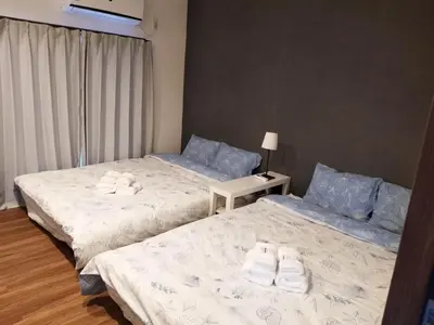 two beds sitting next to each other in a room at \u611b\u306e\u5c4b\u6c11\u6cca\u6c60\u888b in Tokyo