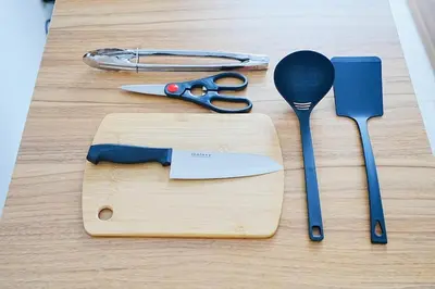 a cutting board with a pair of scissors and a knife at 1 stop from Shinjuku, 3 minutes, Japanese-style room, with balcony, Japanese modern in Tokyo